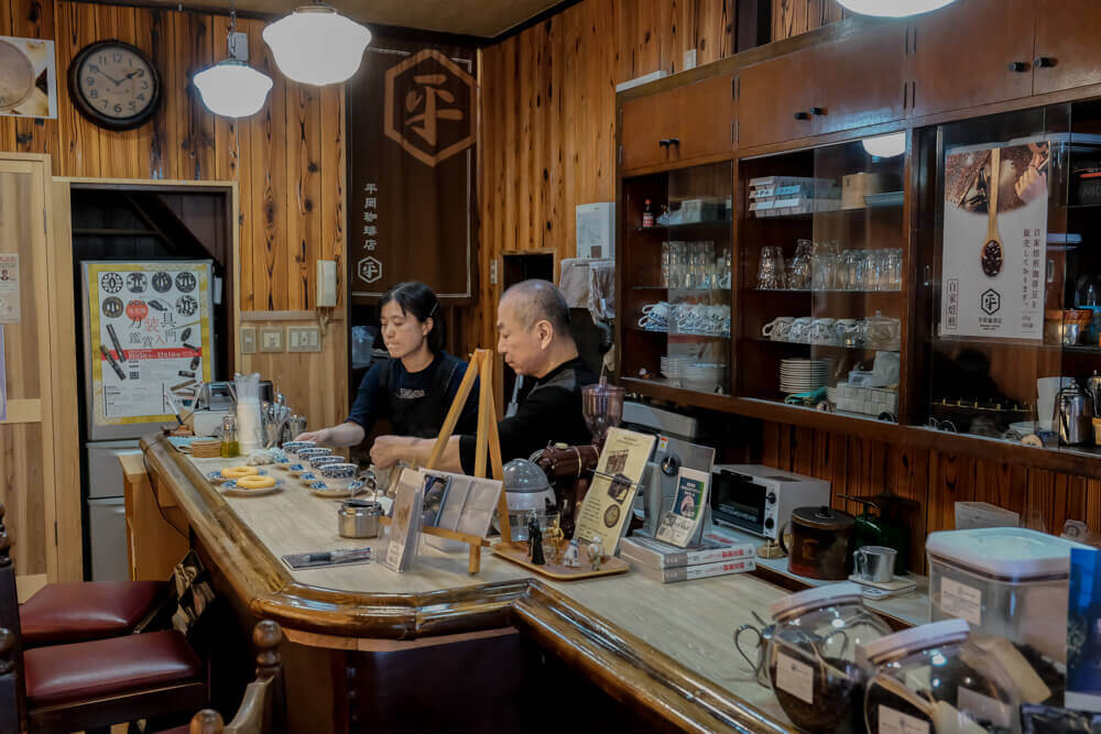 100年続く喫茶店でコーヒーとドーナツを味わう 大阪本町 平岡珈琲店 クリエイティブな旅を作るメディア Neo Osaka